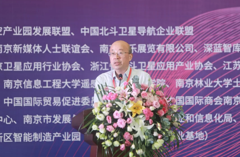 江蘇省測繪地理信息局局長施建石登臺致辭 江蘇省測繪地理信息局局長施建石登臺致辭